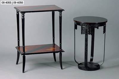 Runder Beistelltisch, Frankreich um 1930/35,schmiedeeiserner Fuß mit Hammerschlagdekor, florale Ornamentik, Anspielung auf Blütenblätter, ...