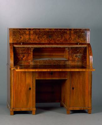 Rollsekretär, Biedermeier, süddeutsch, um 1820, Nußbaum/Wurzelnuß, gespiegelt verlegt,Unterteil 2-türig, autom. Rollmechanismus def.,Schublade, ...