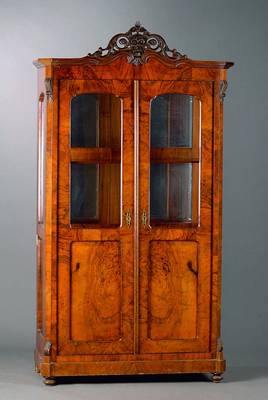 Vitrine, deutsch, um 1850, Wurzelnußbaum, 2 -türig, teilverglast, Rückwand verspiegelt, abgerundete Ecken, sparsame Schnitzereien, Kopf reich ...
