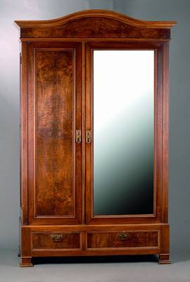 Schrank, deutsch, um 1870, Nußbaum, 2-türig, einseitig m. facett. Spiegelglas, Inlets getreppt, 2-schübig, Seiten kassettiert, Kopf l. geschweift, ...