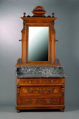 Aufsatzspiegelkommode, deutsch, um 1870, Nußbaum, Unterteil 4-schübig, Marmorplatte, Oberteil m. facett. Spiegel, Lisenen gerieft, Inlets m. ...