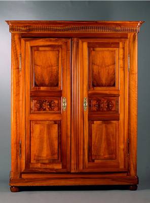 Schrank, Badisch/Pfalz, um 1800, Nussbaum massiv, sehr guter Org.Zustand, mit Gesims undEckkanelüren, 2-türig, abgerundete Ecken, Inlets vielfach ...