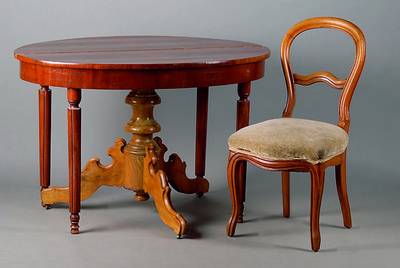 Tisch und 6 Stühle, um 1860-80, Tisch Mahagonifurnier, z.T. massiv, ein Nußbaumfuß von 1860 daruntergesetzt, 78x120x88cm, Stühle, Nußbaum ...