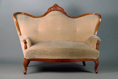 Sofa, Pfalz, um 1840/45, Nußbaum massiv allseitig geschweift, Polsterung u. Bezug alt belassen, Kopf m. sparsamer Schnitzerei, st. Gebr.-Sp., ca. ...