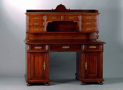 Aufsatzschreibtisch, Gründerzeit, um 1880, Eiche, Unterteil 3-schübig, 2-türig, Oberteil 8-schübig, 1 Ablegefach, 2 freistehende gedrechselte ...