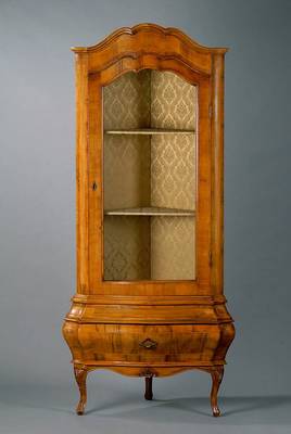 Eckvitrine, Dresdner Barockstil, Nußbaum, allseitig geschweift, Unterteil bombiert, 1 -schübig, 1 Glastür, 2 Einlegebretter, sparsame ...