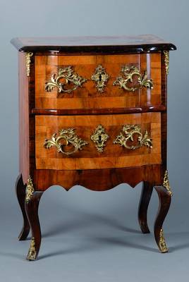 Kleine Kommode, Dresdner Barockstil, um 1860, Nußbaum-/Wurzelnußfurnier,auf Eichekorpus, Beine später, teilweise orig. Beschläge, z.T. mit ...