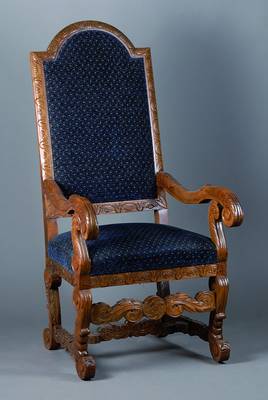 Historismus-Armlehnsessel, deutsch, um 1900/ 10, Nußbaum, geschnitzt, 139 x 66 x 73 cm l. Gebr.schäden