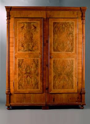 Schrank, wohl Freiburg, um 1770/80, Wurzelnuß, 2-türig, Lisenen als 3/4 Säulen, Kopf reich getreppt, Fuß passig, Schlösser sek., schwundrissig, ...