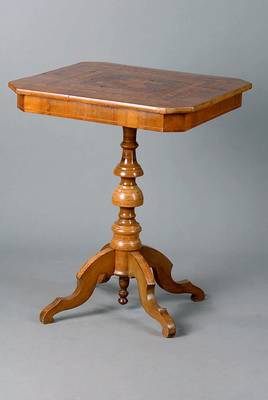 Beistelltisch, Italien, um 1900, reich intarsiert, Wurzelnuß/Ahorn, Beine gedrechselt, 4 Auslegerbeine, Furnierschäden, abgeflachte Ecken, st. ...