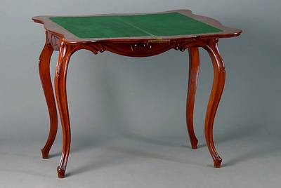 Konsoltisch, sog. Wiener Barock um 1850/60, elegante handwerkliche Ausführung mit Schnitzarbeiten, Nussbaum, dreiseitig geschwungene Platte mit ...
