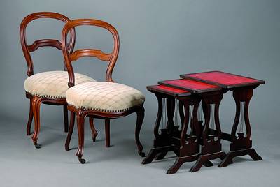 Dreier Satz Blumentische, England, um 1900, Nußbaum, dunkel gebeizt, 3-teilig, Beine in Lyraform, Platte m. roter Ledereinlage, Füße gerieft, st. ...