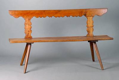 Bauernbank, Pfalz, um 1830/40, Rücken vielfach geschweift, ca. 82x 150x47 cm, Füsse aus Eiche, sonst Kirschbaum massiv, Altersschäden