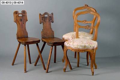 Paar Stühle, Frankreich, um 1830/35, Nussbaum allseitig geschweift u. gerieft, sparsame Muschel und Blattschnitzerei, Bezug sek., dieser leicht ...