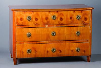 Kommode, deutsch, um 1825, Kirschbaum, 3-schübig, abgeflachte Ecken, orig. Schloß, schwundrissig, 1 Furnierstück fehlt, st. Gebr.-Sp., ca. ...