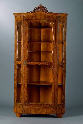 Eckvitrine, deutsch, Front um 1850, Teile dazugearbeitet, 5 Einlegebretter, Wurzelnußfurnier, allseitig geschweift, Kopf m. sparsamer ...