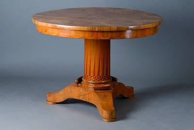 Biedermeiertisch, deutsch, um 1830/40, Nußbaum, Furnier gespiegelt verlegt, Balusterschaft, teilrest., Teile ergänzt, Furnierteile fehlen, ...