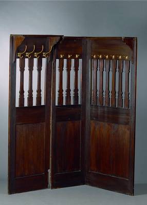 Garderobe, Jugendstil, Eiche, um 1905-10, 2-teilig, davon ein Teil über Eck, dieses mit 9 kleinen Haken, anderes Teil mit 4 großen Haken, vielfach ...