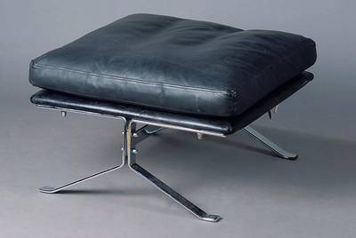 Designer Sitzhocker, 60/70er Jahre, (Barcelona-Chair) Lederbezug, schwarz, abnehmbares Sitzkissen, dieses verschmutzt, Gebr.-Sp., ca. 45x68x65 cm