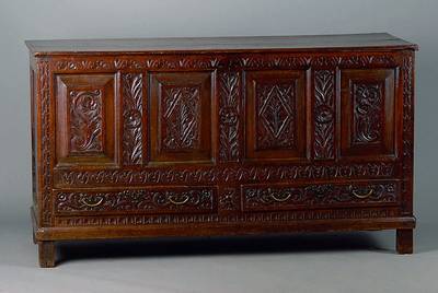 Truhe, England, um 1780, Eiche, 2 Schubladen, Front kassettiert, reich geschnitzt in Form v. Blüten Blättern u. Ranken, Dokumentenfach, st. ...
