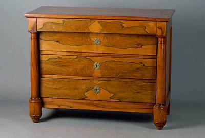 Empirekommode, um 1820, Wurzelnußfurnier, 3-schübig, 1 Kopfschublade, 2 freistehnde Säulen, teilrest., schwundrissig, Gebr.-Sp., ca. 90x113x55 cm