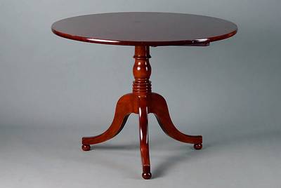 Tisch, England, Mahagoni, um 1900, 3 Auslegerbeine, Balusterschaft, Platte klappbar, Gebr.-Sp., H. ca. 70 cm, D. ca. 95 cm