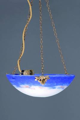 Deckenschale, Frankreich, 20er Jahre, Schichtglas mit blauen Einpuderungen, signierteine Brennstelle, Elektr. D. 35.5 cm