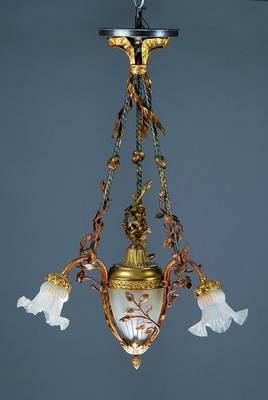 Deckenlampe, Frankreich, um 1890, wohl Messingmontur, floral verziert u. mit Schleifendekor, geätzter Glasschirm vier Brennstellen, H.ca.90cm, ...