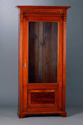 Vitrine, Gründerzeit, deutsch, um 1880/90, Nußbaum, 1-türig, Inlet m. Wurzelnßfurnier, Kopf getreppt, st. Gebr.-Sp., ca. 186x91x38 cm