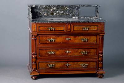 Kommode, Gründerzeit, um 1880/90, Nußbaum/Wurzelnuß, 5 Schubladen, Marmorplatte, stark besch., Erneuerung empf., gedrechselte Säulen, ...