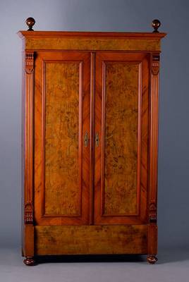 Schrank, Gründerzeit, um 1880/90, Nußbaum, 2-türig, Inlets m. Wurzelnußfurnier, Lisenen gerieft, st. Gebr.-Sp., ca. 192x115x56 cm