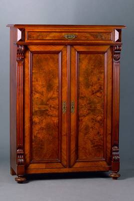 Vertiko, Gründerzeit, um 1880/90, Nußbaum, ohne Aufsatz, Schublade nicht abschließbar, Inlets m. Wurzelnußfurier, 2-türig, Lisenen gerieft, ...