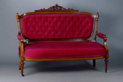 Sofa, Gründerzeit, um 1880/90, Gestell Nußbaum, roter Bezug, Beine gedrechselt, gerieft, Kopf m. sparsamer Volutenschnitzerei,Rücken geheftet und ...