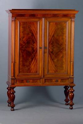 Stollenschrank, Gründerzeit, um 1880/90, Nußbaum/Wurzelnußfurnier, 2-türig, 2 Schubladen, gedrechselte Beine, Inlets getreppt, Lisenen gerieft, ...