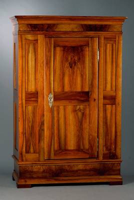 Eintüriger Schrank, Pfalz, um 1820, Nußbaum,Inlets getreppt, komplett zerlegbar, Schloß und Beschläge ergänzt, wohnfertig, ca. 197x133x60 cm