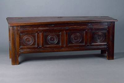 Truhe, Frankreich/Provence, um 1790-1810, Kastanie, kassettiert, stiltypische Rosettenverzierung, qualitätvolle Schnitzerei, st. Gebr.-Sp., alt ...