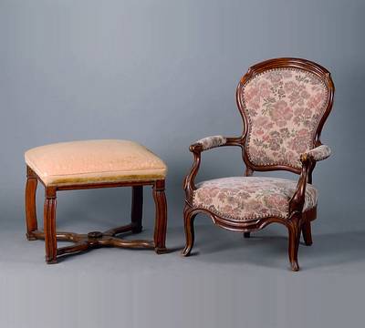 Sessel, süddeutsch, Louis-Philippe, um 1830/40, massiv Nußbaum, allseitig geschweift und gerieft, alt belassen,