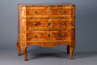 Kommode, Italien, um 1770/80, Nußbam/Wurzelnuß, 4-schübig, Ahornintarsien, Akanthusblattschnitzerei, schwundrissig, st. Gebr.-Sp., Fuß sekundär ...