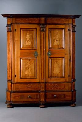Jahreszeitenschrank, Mosel/Trier, um 1740/50, Nußbaumfurnier auf Weichholz, sog. Spaltschrank, 2-türig, 2 Schubladen, Zierleisten teils dunkel ...