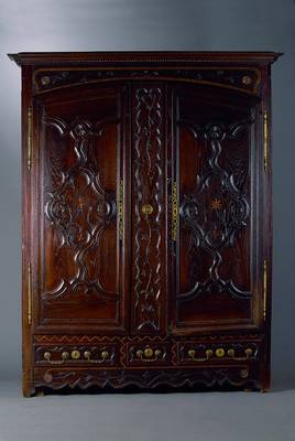 Schrank, Burgund/Normandie um 1780/90, Eiche massiv, Sterneinlagen, Füsse gekürzt, 2 -ürig, 3-schübig, Bandintarsien, reiche aufgelegte ...