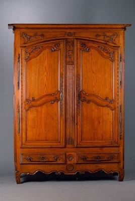 Lothringer Schrank, um 1770/80, Eiche massiv, Schnitzereien aus dem Vollholz, Seiten kassettiert, 2-türig, 2 Schubladen, abgeflachte Ecken, ...