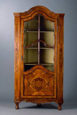 Eckrank, Barockstil, um 1900, unter Verwendung von Originalteile von 1750/60, 1-türig, Nußbaum/Wurzelnuß, sparsame Schnitzereie, st. Gebr.-Sp., ...