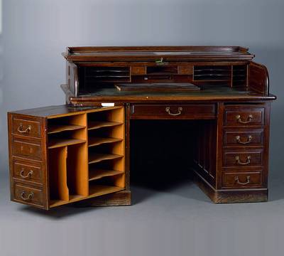 Schreibtisch mit Rollteil, um 1910, Eiche, Unterteil rechts m. 4 Schubladen, links zum herausziehen mit reicher Einteilung, ...