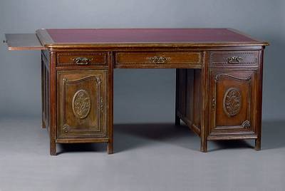 Partnerschreibtisch, Belgien, um 1910, Eiche, 6 Schubladen, 4-türig, sparsame Blütenschnitzerei, ohne Schlüssel, teils verschlossen, abgeflachte ...