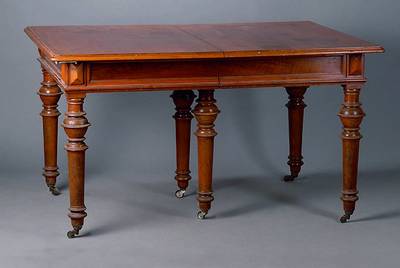 Ausziehtisch, Gründerzeit, um 1880, Nußbaum, Beine gedrechselt, Zarge getreppt, Rollen, st. Gebr.-Sp., alt belassen, M. ca. 80x140x100 cm