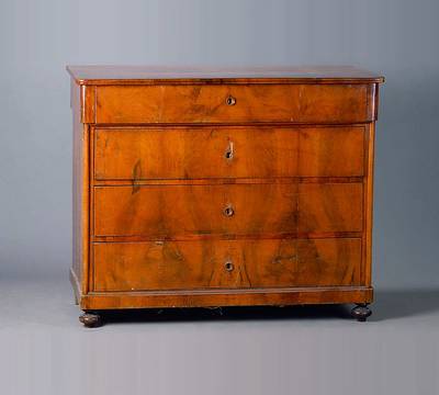 Kommode, Pfalz, um 1840/50, Nußbaumfurnier, 4-schübig, abgerundete Ecken, 2 Schubladen ohne Schloss, st. Gebr.-Sp., alt belassen, Furnierschäden, ...