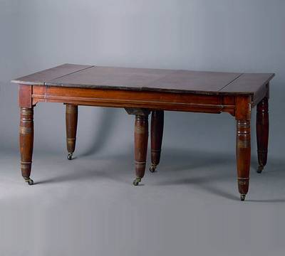Ausziehtisch, England, um 1880, Nußbaum/Eiche, Beine gedrechselt u. gerieft, Rollen, Überholung der Oberfläche zu empfehlen, st. Gebr.-Sp., alt ...