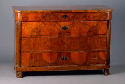 Biedermeierkommode, rheinisch, um 1830/40, Wurzelnußfurnier, 4-schübig, 1 Beschl. fehlt, abgerundete Ecken, Furniersch., Schlösser sollten ...