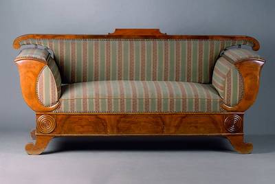 Sofa, Frankfurt, um 1830/40, Nußbaum, allseitig geschweift, sparsame Schnitzereien, gestreifter Bezug, Rückenlehne lose, Schraubenfehlen, st. ...