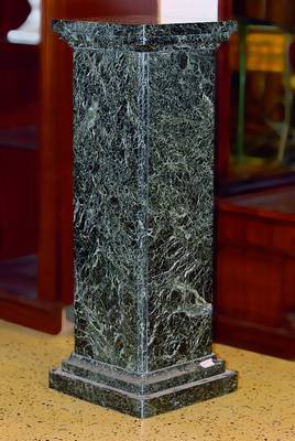 Säule, Marmor, um 1900/20, abgerundete Ecken, Fuß getreppt, Gebr.-Sp., ca. 102x39x39 cm